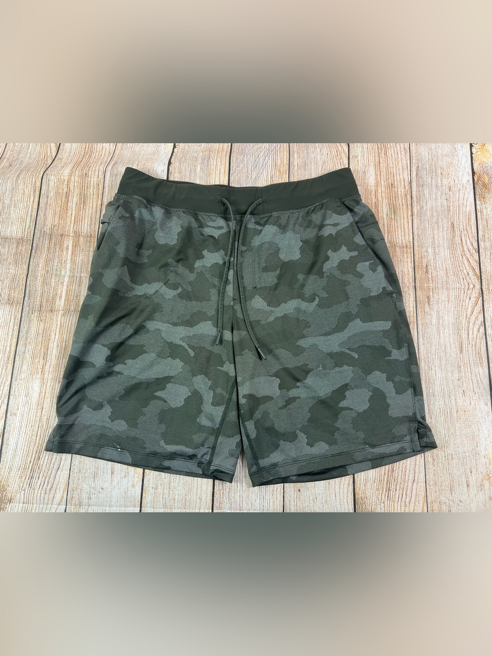 Men Lululemon T.H.E Linerless Drawstring Training LM7ANIS Green Camo Shorts XL